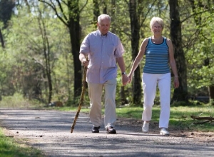 Người bị loãng xương có nên đi bộ không?